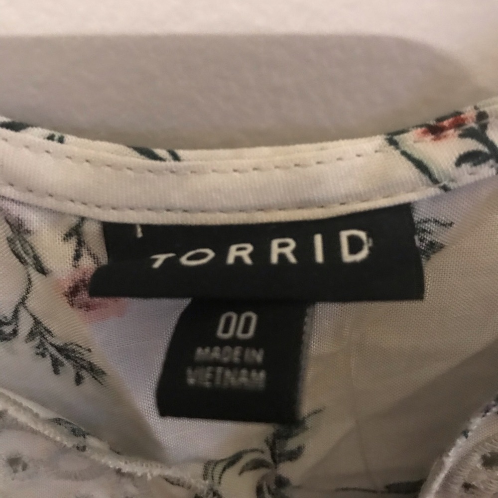 Torrid flower top - Picture 3 of 4